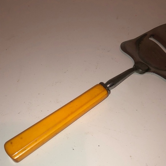 Vintage royal Cheese Slicer with Yellow Bakelite Handle - Picture 7 of 7
